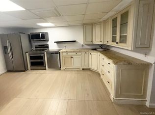 200 Ridge Rd, Wheatley Heights, NY 11798