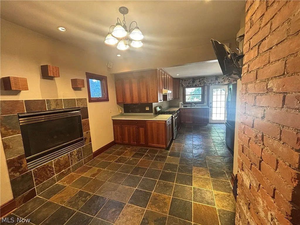 16522 Clifton Blvd — Photo 4