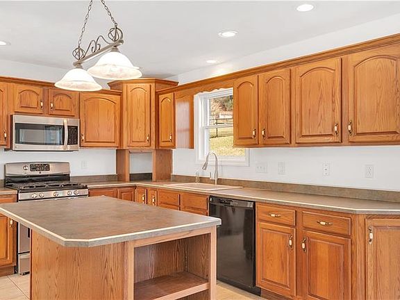 5th image of 7 Danbury Dr