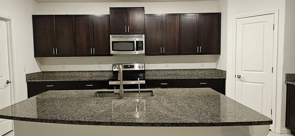5 bed, 2.5 bath, 2217 sqft, $2,549 — Photo 2