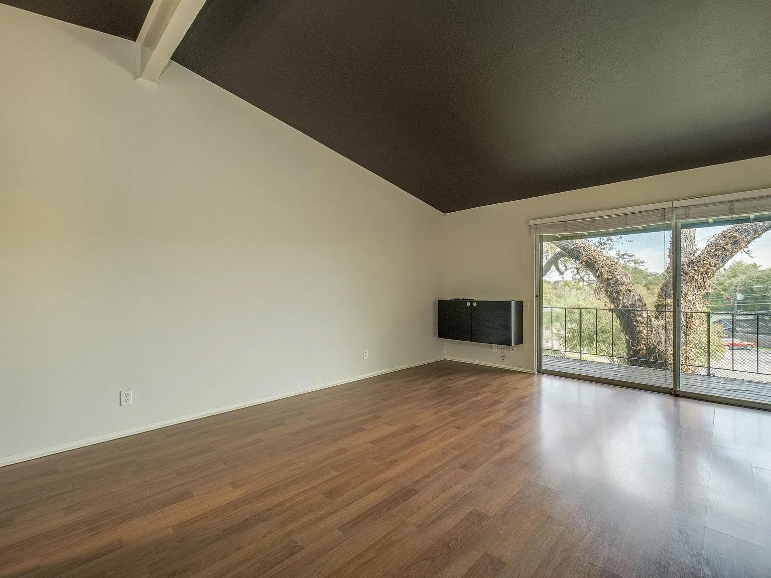 1 bed, 1.0 bath, 563 sqft, $1,450 — Photo 3