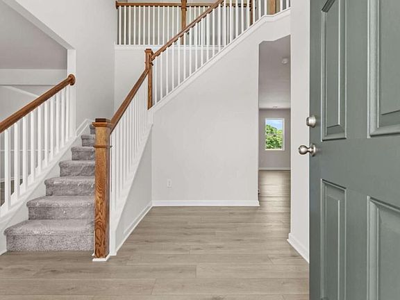 3rd image of 305 Bloomfield Cir