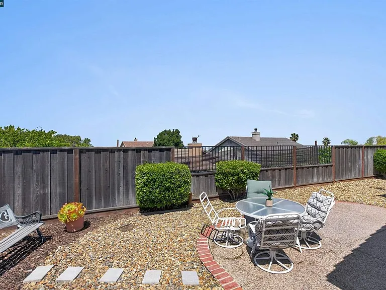 549 Burdick Dr — Photo 22