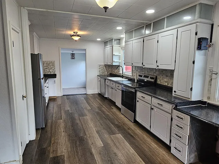 602 E Market St — Photo 8