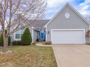 900 SW Sara Cir, Lees Summit, MO 64081