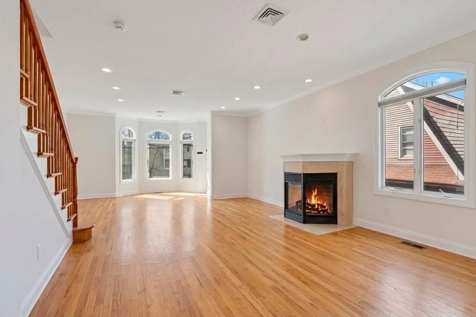 4 bed, 3.5 bath, 1828 sqft, $5,600 — Photo 2