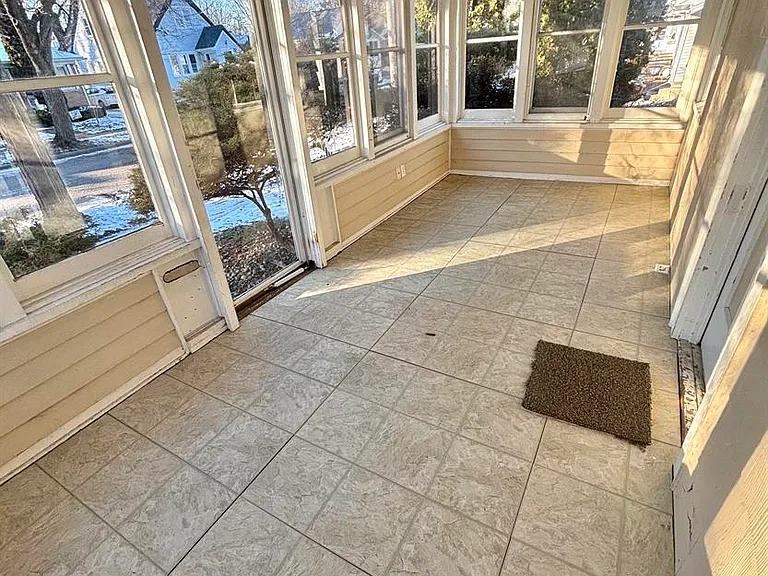 418 N Foster Ave — Photo 2