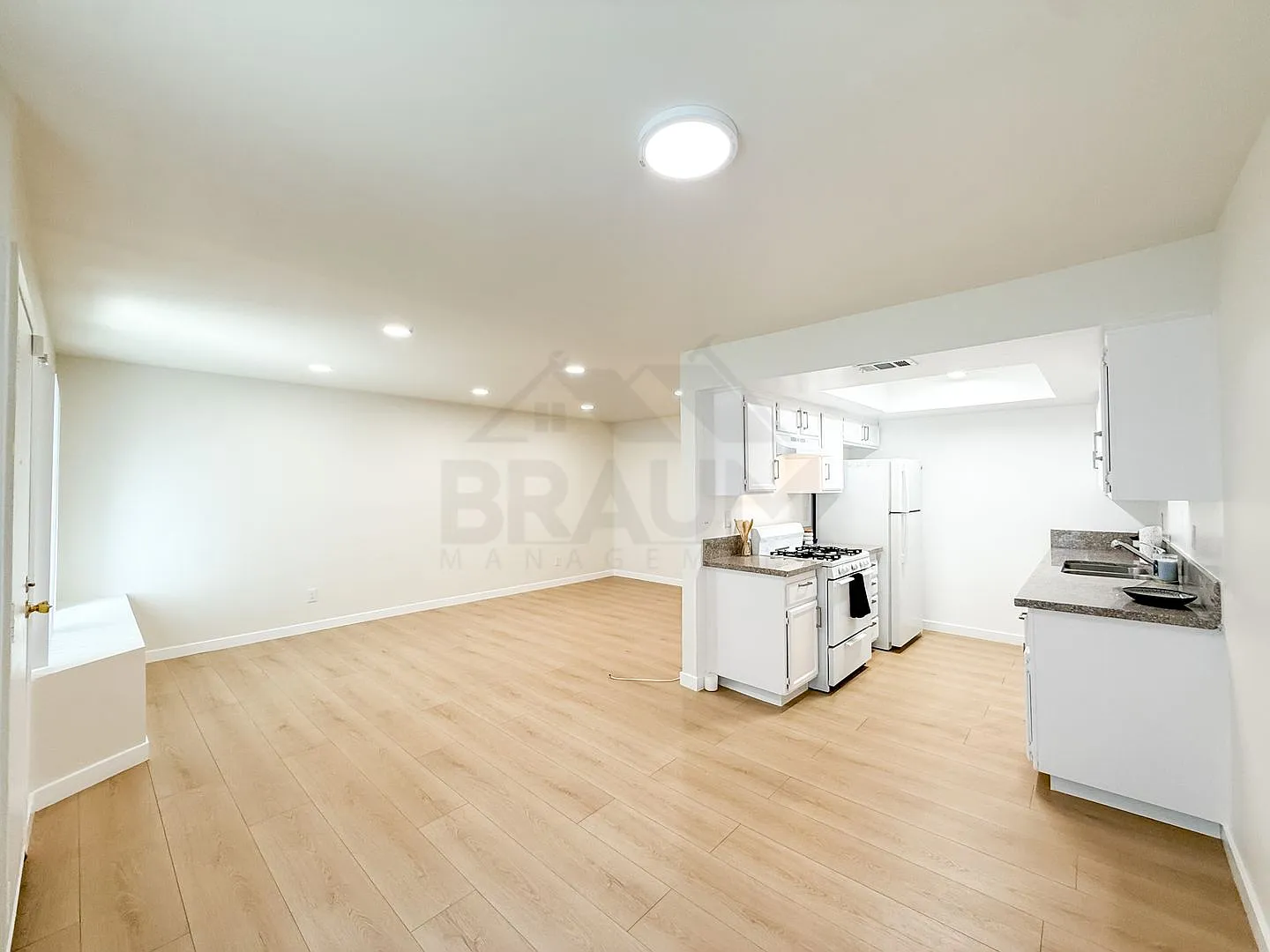 15000 BURBANK BLVD. — Photo 3