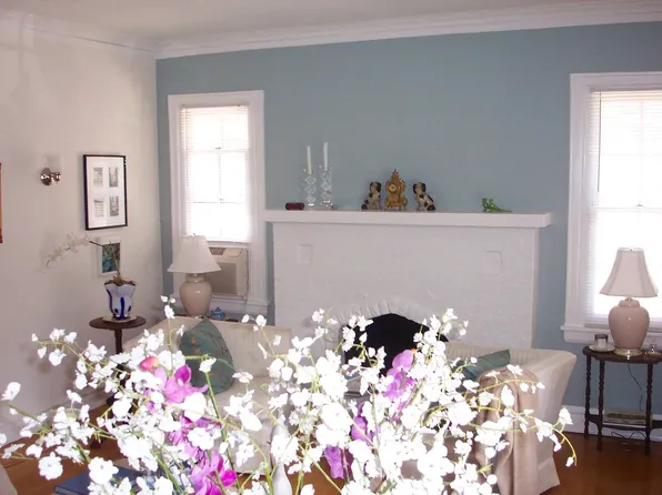 458 Winnetka Rd #202, Winnetka, IL 60093