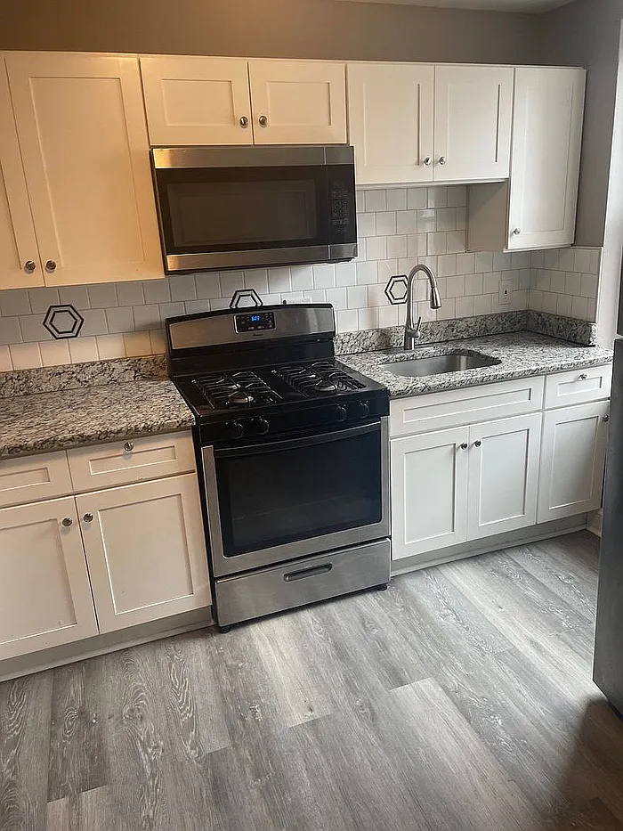 3 bed, 1.0 bath, $1,900 — Photo 1