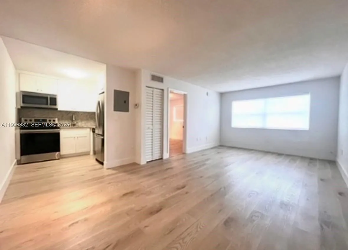 Building Photo - 444 SW 4th St #204