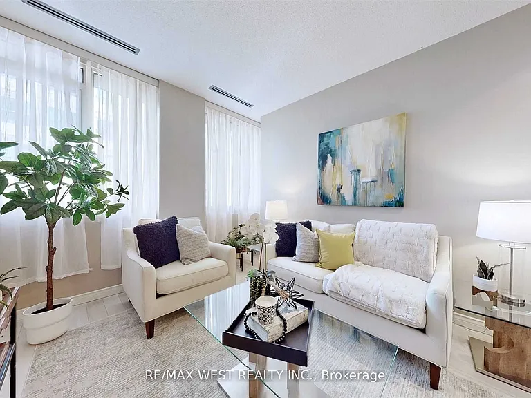 555 Yonge St #604 — Photo 3