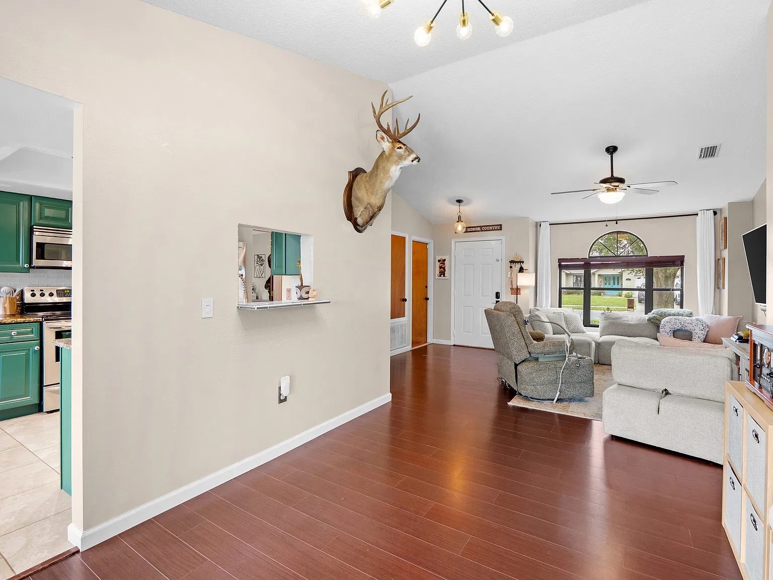3 bed, 1259 sqft, $2,300 — Photo 3