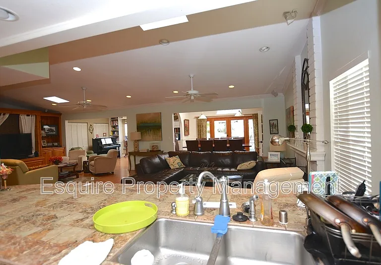3104 Charlotte St — Photo 9