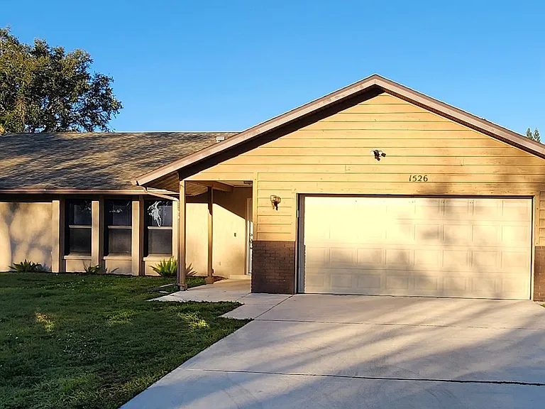 1526 Georgetowne Ln — Photo 1