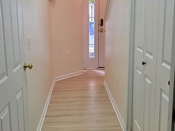4th image of 22948 Fontwell Sq