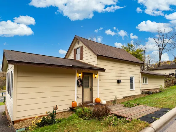 317 6th St E, Carver, MN 55315
