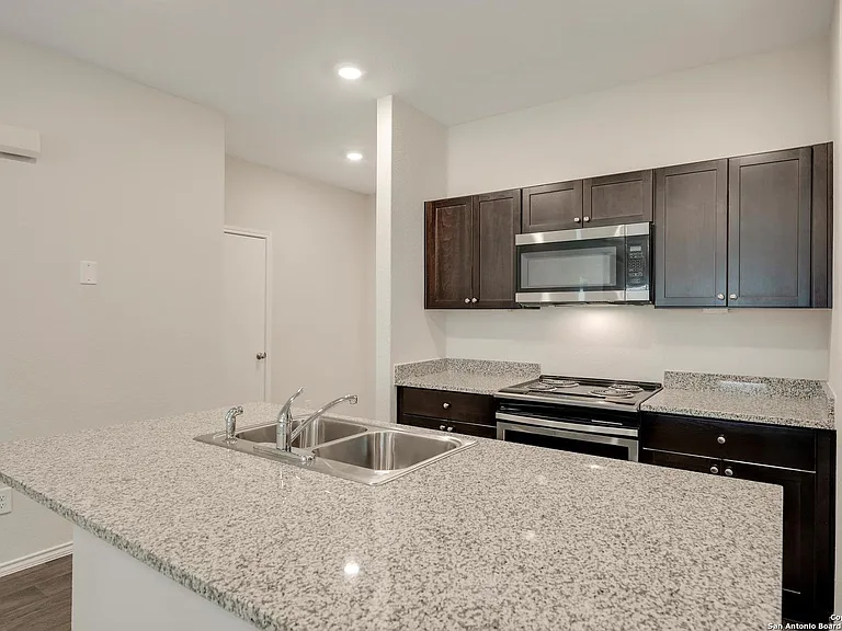 728 Armadillo Dr — Photo 8