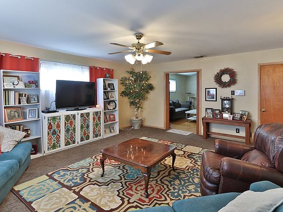 4th image of 225 River Oaks St