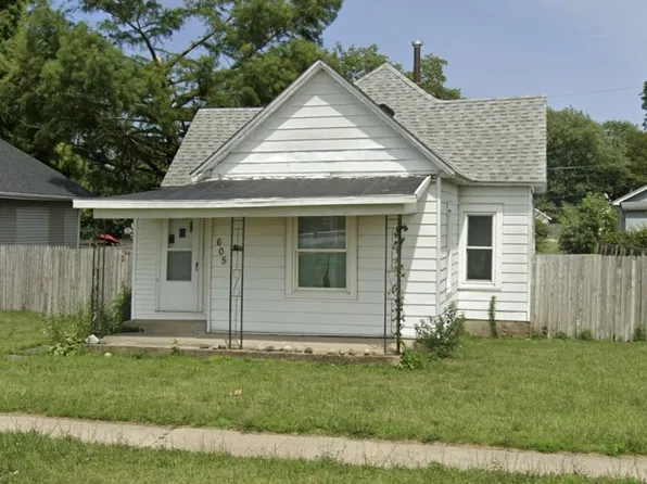 605 S Sycamore St, Villa Grove, IL 61956