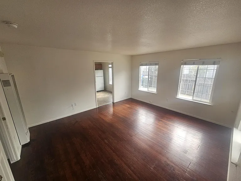 908 Pacific St — Photo 2