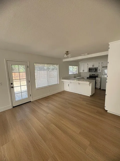 3 bed, 1902 sqft, $2,900 — Photo 4