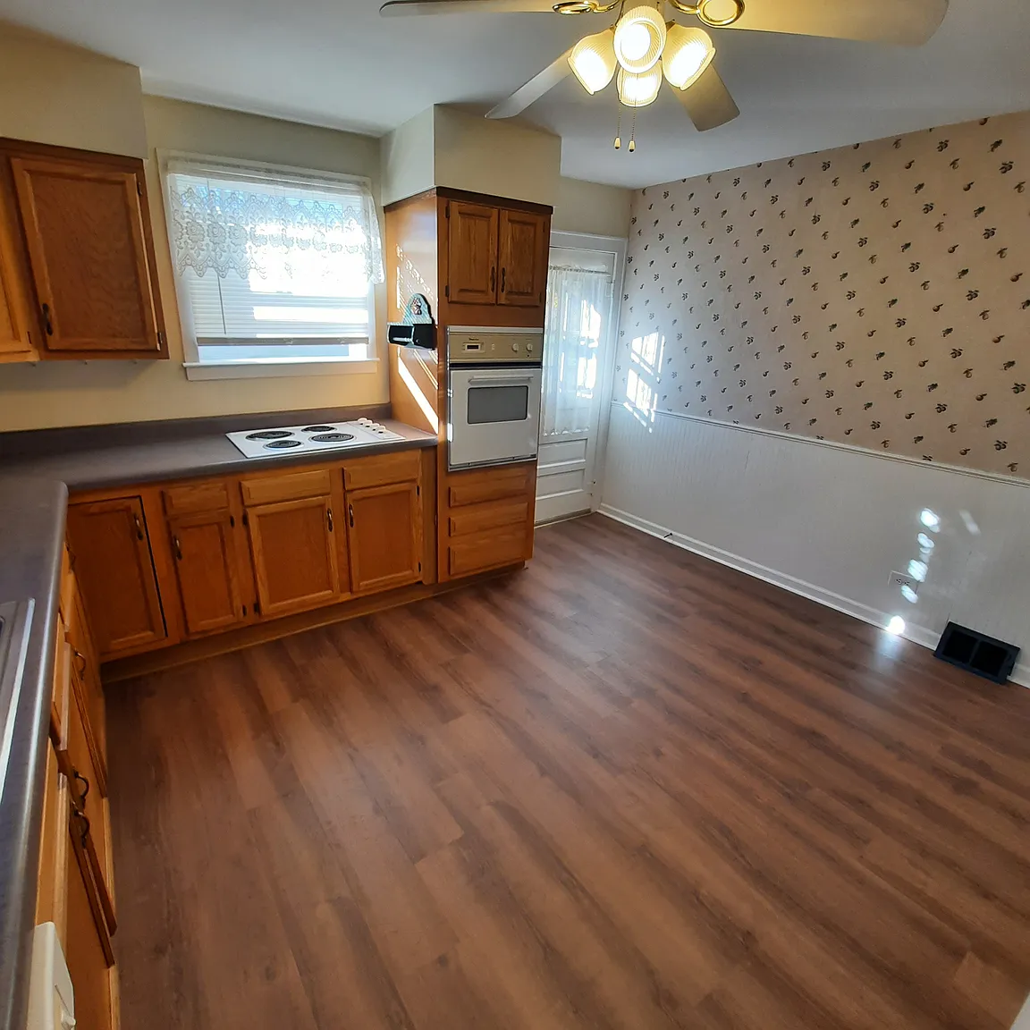 222 W South St photo 1