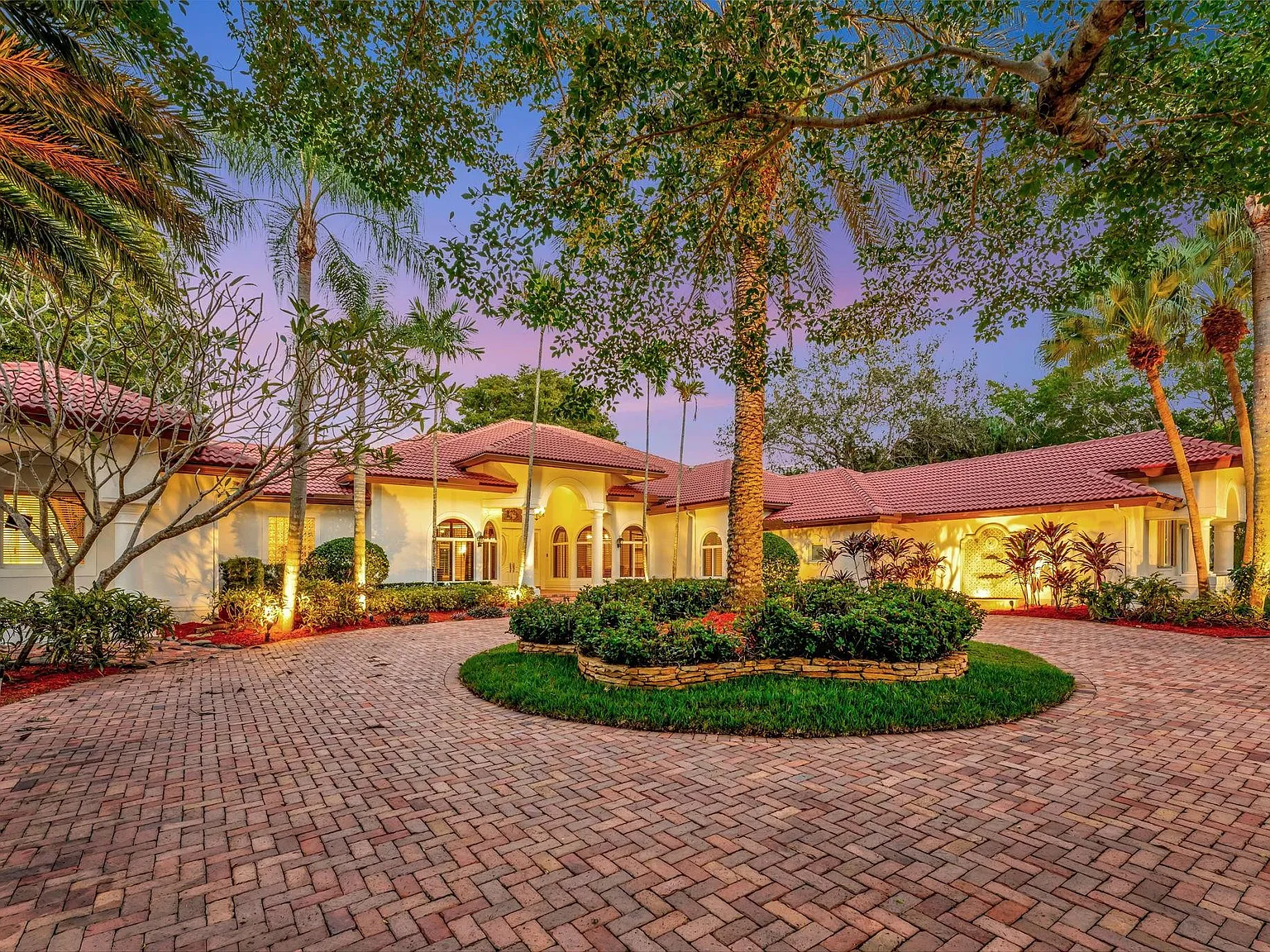 5 bed, 6.0 bath, 4918 sqft, $16,900 — Photo 1