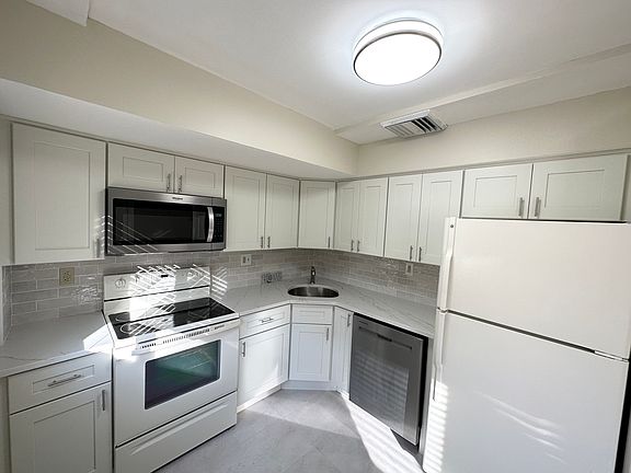 REMODELED (JAN 2026) KITCHEN