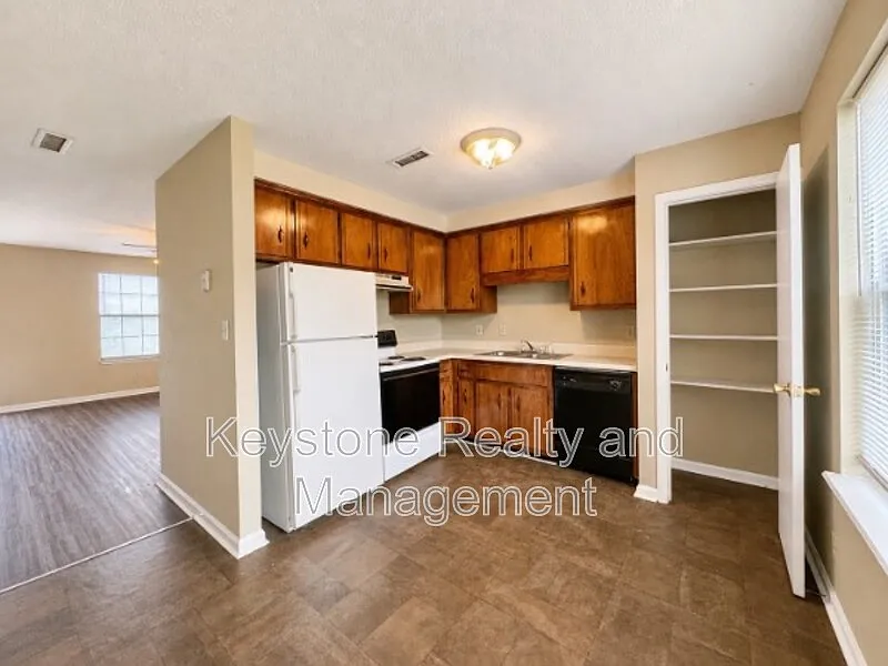 2 bed, 1.5 bath, 1035 sqft, $850 — Photo 4