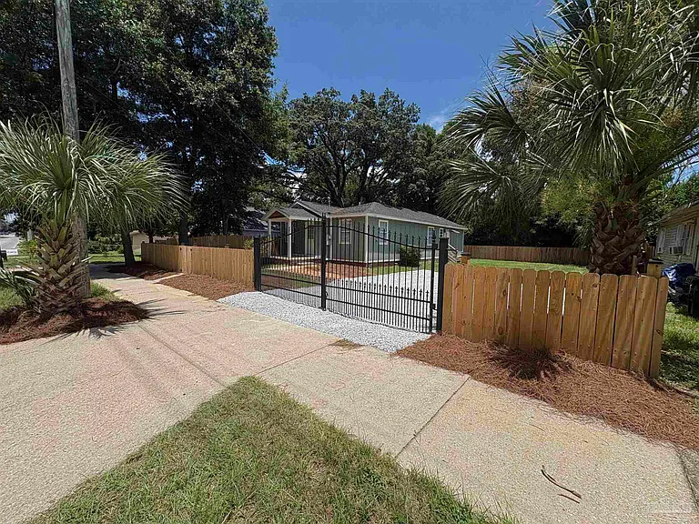 1212 N East St — Photo 33