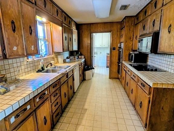 3rd image of 2512 River Oaks Dr