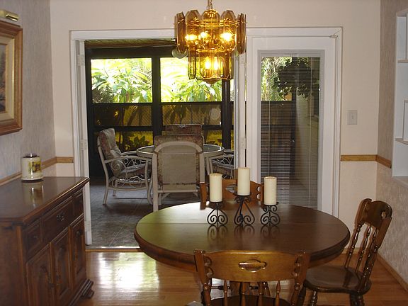 dining to enclosed lanai