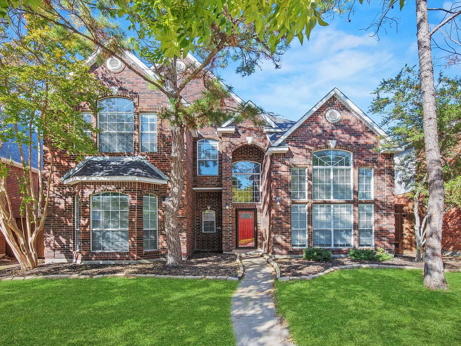 892 Brentwood Dr — Photo 1