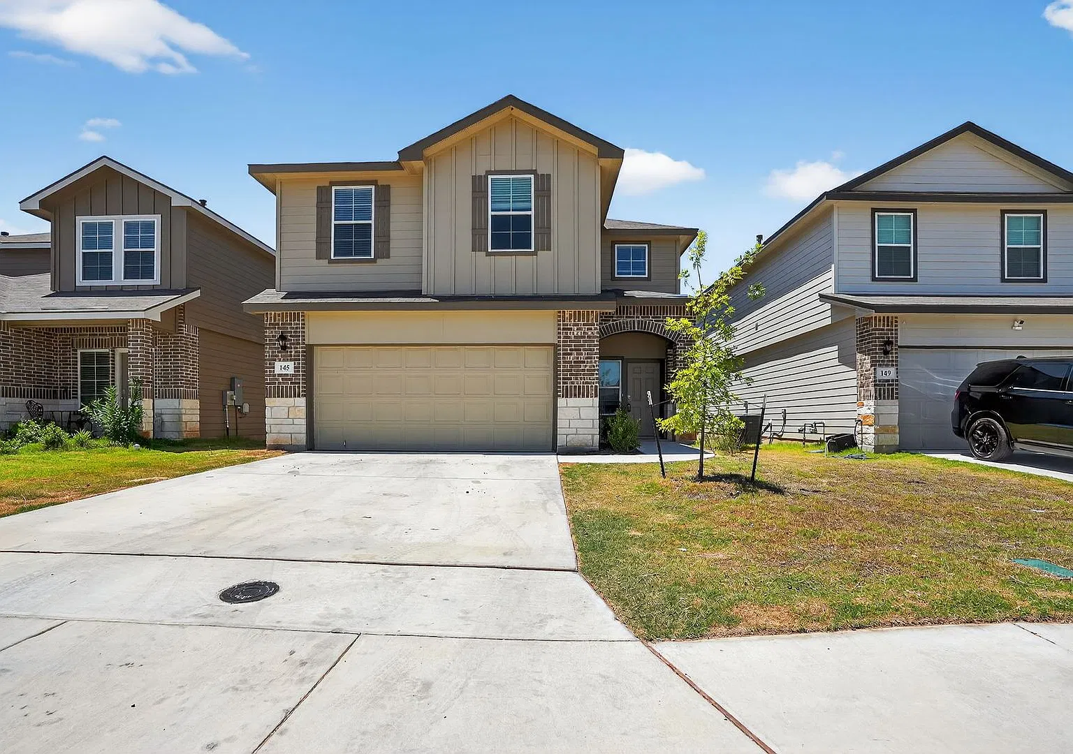 Move-In Ready 4-Bedroom Home Near Parks, Golf & Dining — Photo 1