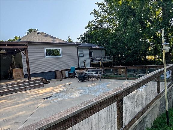 4th image of 912 Overlook Ave