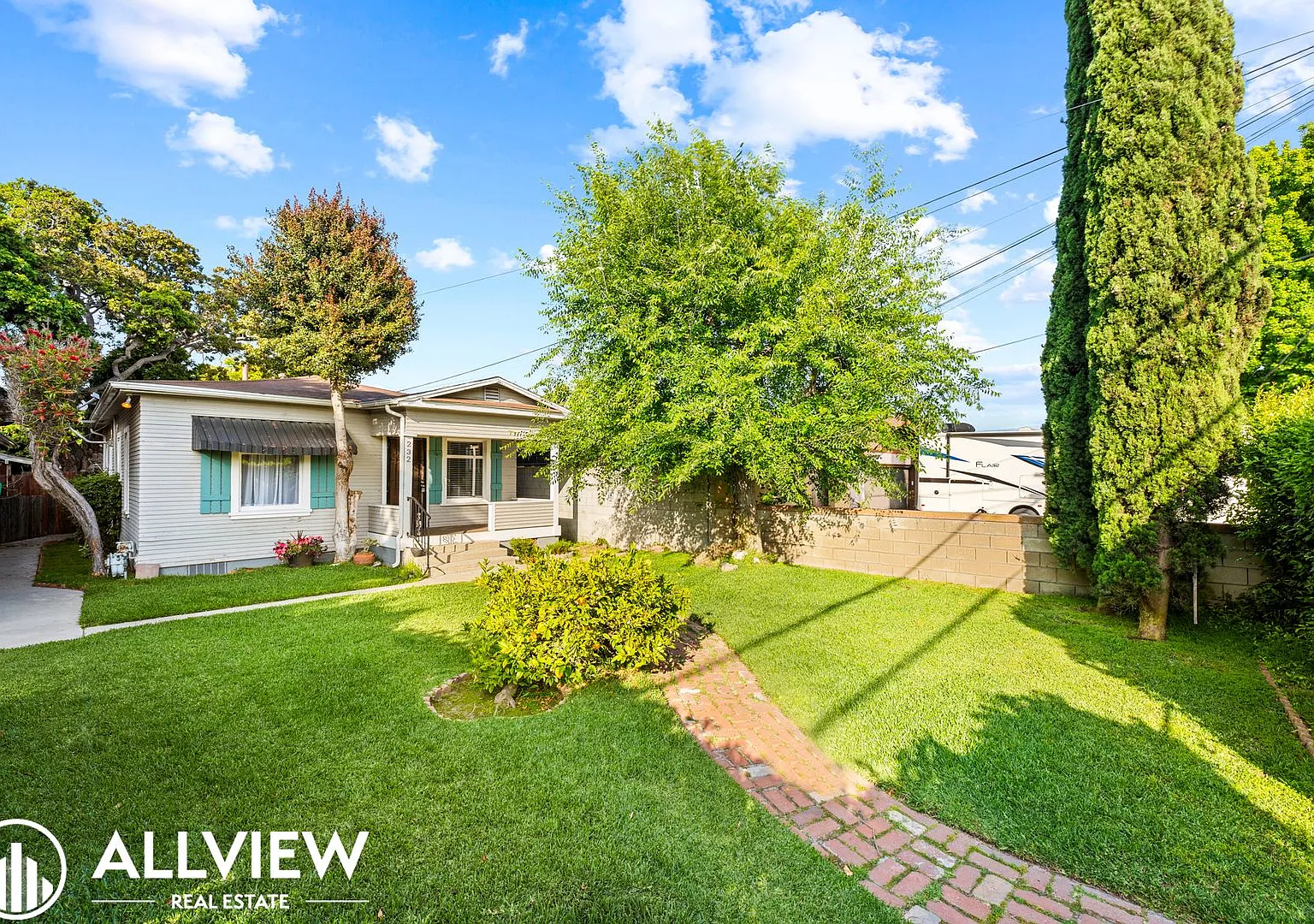 Inviting 2 Bed, 1 Bath Home Available Now in Eastside Costa Mesa! — Photo 1
