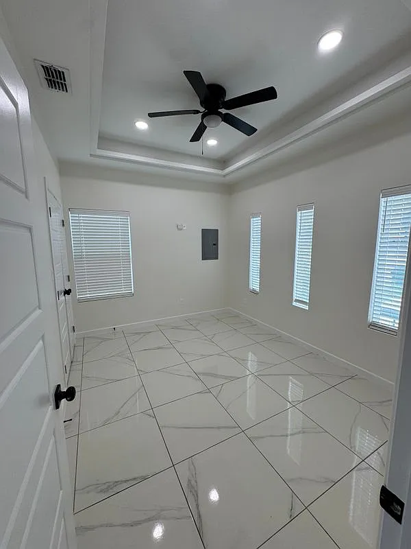 3 bed, 2.0 bath, 868 sqft, $1,300 — Photo 4