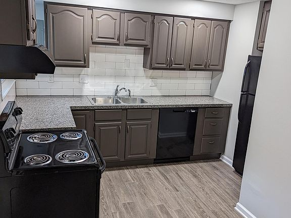 3rd image of 5830 Traymore Dr