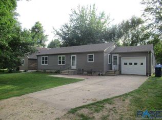 308 S Anna Ave, Hills, MN 56138