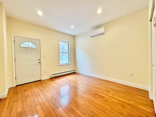 Rented by Astoria Realty | media 9
