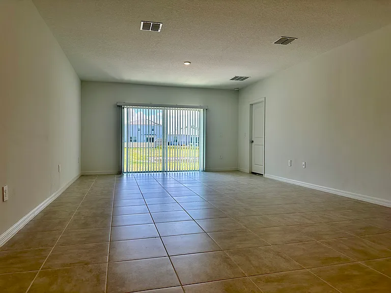 534 Wayland Dr — Photo 2