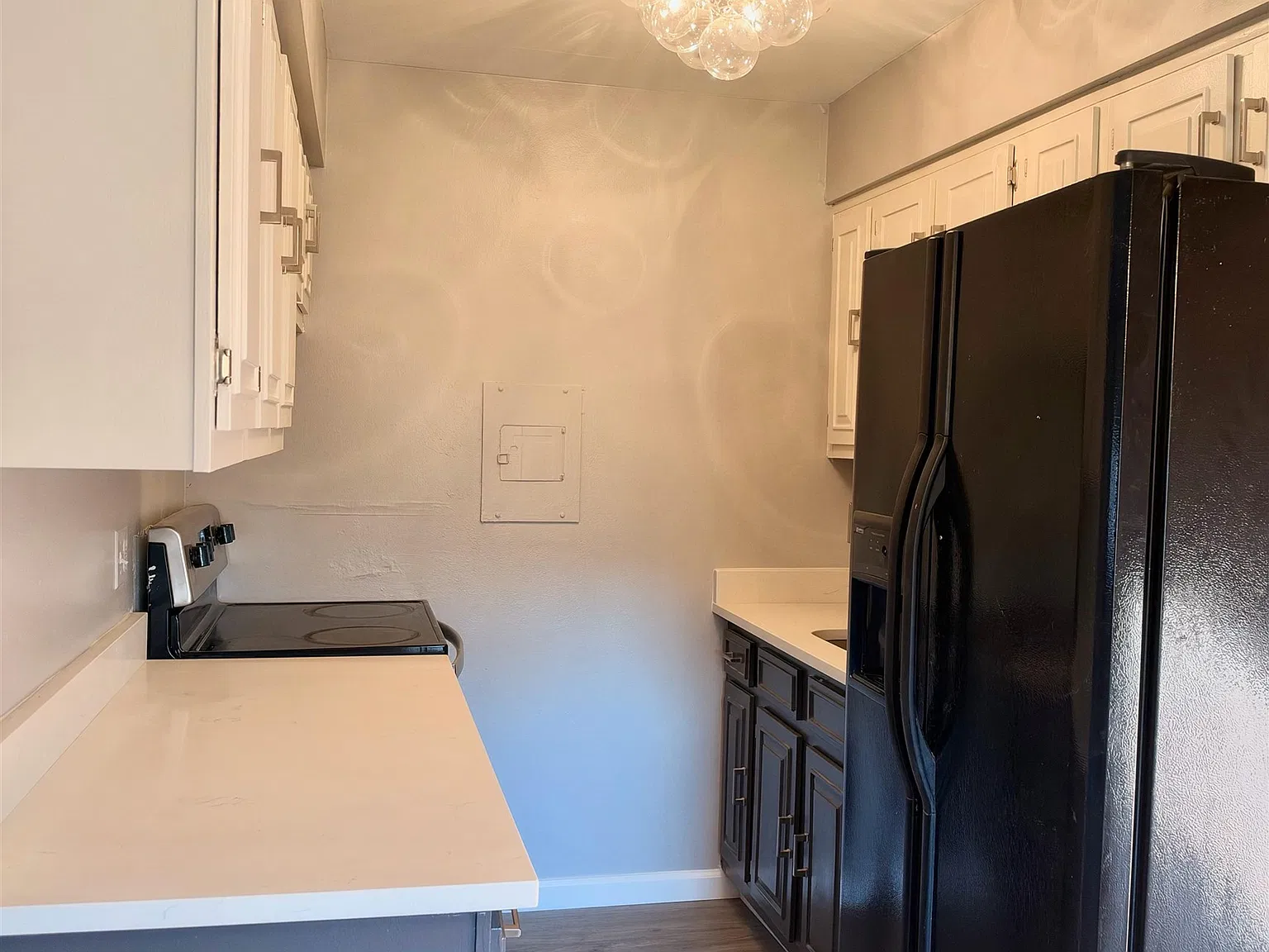 2 Radio Ave — Photo 3