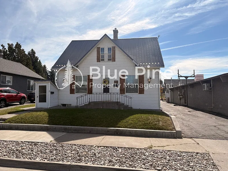 4 bed, 1.0 bath, 1445 sqft, $1,695 — Photo 2