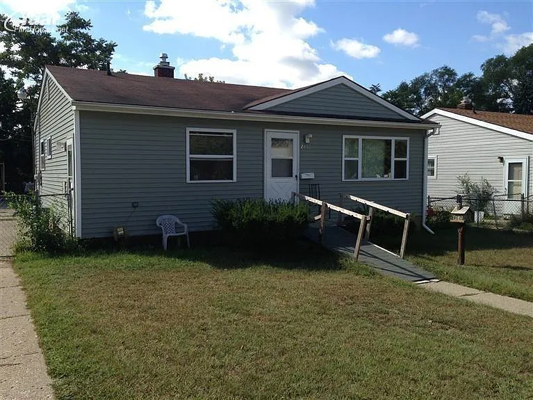2830 Plainfield Ave photo 1