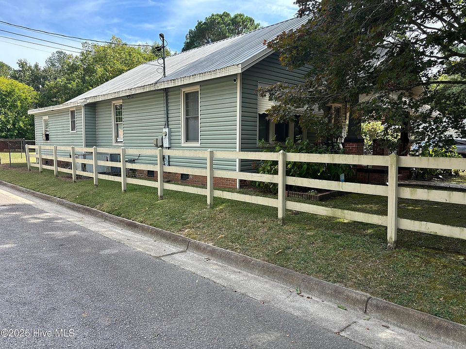 2nd image of 208 Tacoma Street E