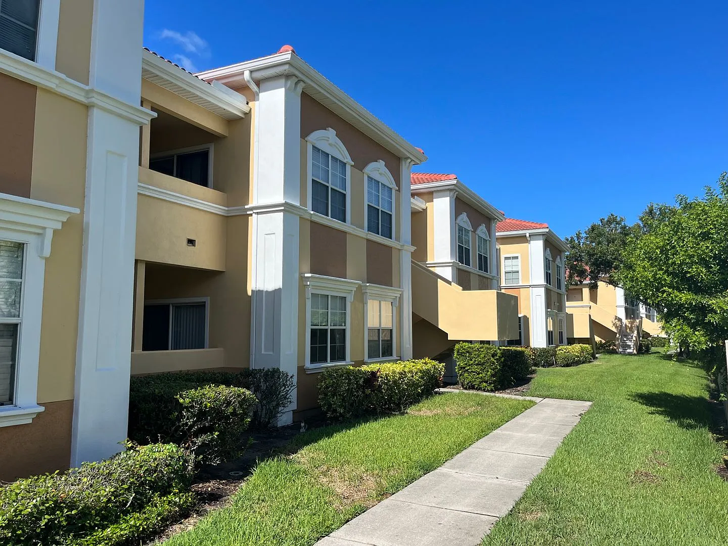 1/1 unit available now for an annual lease — Photo 2