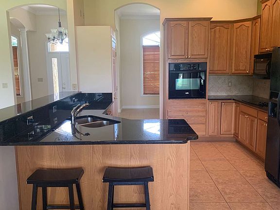 3rd image of 932 NW Blackberry Cir