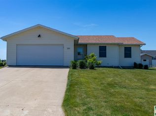 1201 10th Avenue Cir NE, Sioux Center, IA 51250