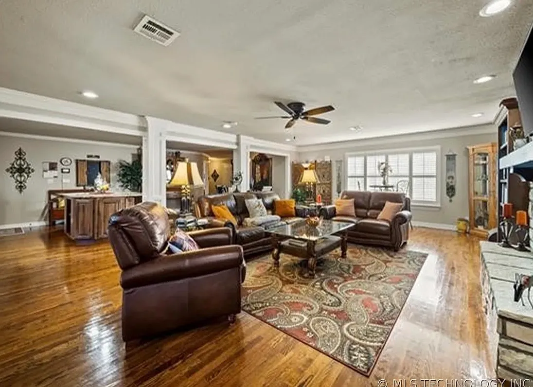 3 bed, 2154 sqft, $2,900 — Photo 4